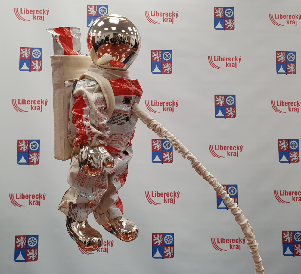 Skleněná díla žákyň železnobrodské školy jdou do benefiční aukce UNICEF