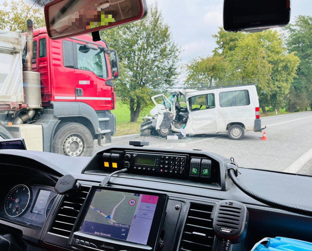 Při střetu dodávky s náklaďákem se vážně zranil jeden z řidičů