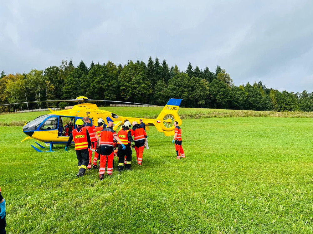 Při střetu dodávky s náklaďákem se vážně zranil jeden z řidičů