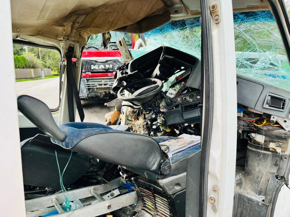 Při střetu dodávky s náklaďákem se vážně zranil jeden z řidičů