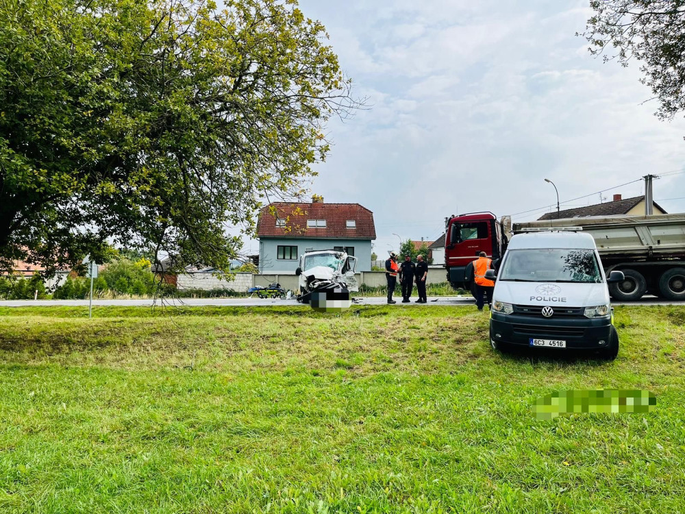 Při střetu dodávky s náklaďákem se vážně zranil jeden z řidičů