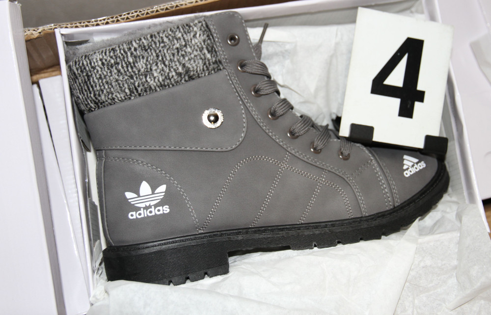 Šikovní Vietnamci ve svém domku šili stovky padělků značkové obuvi