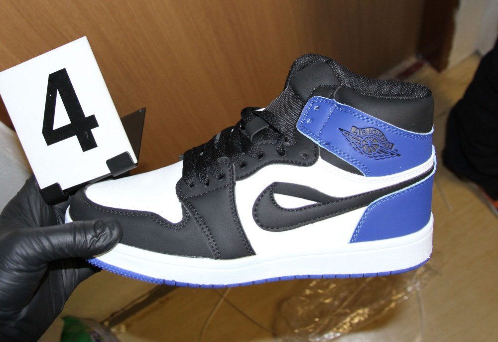 Šikovní Vietnamci ve svém domku šili stovky padělků značkové obuvi. Na tržnici dodávali i tisíce nelegálních cigaret