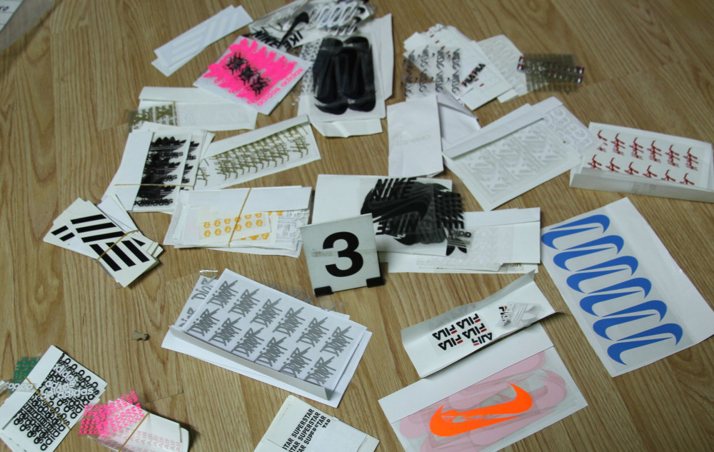 Šikovní Vietnamci ve svém domku šili stovky padělků značkové obuvi. Na tržnici dodávali i tisíce nelegálních cigaret