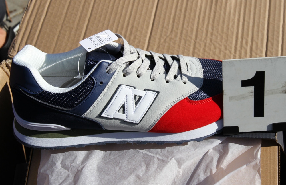 Šikovní Vietnamci ve svém domku šili stovky padělků značkové obuvi. Na tržnici dodávali i tisíce nelegálních cigaret