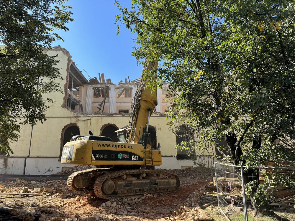 Technika demoluje část kulturního domu.