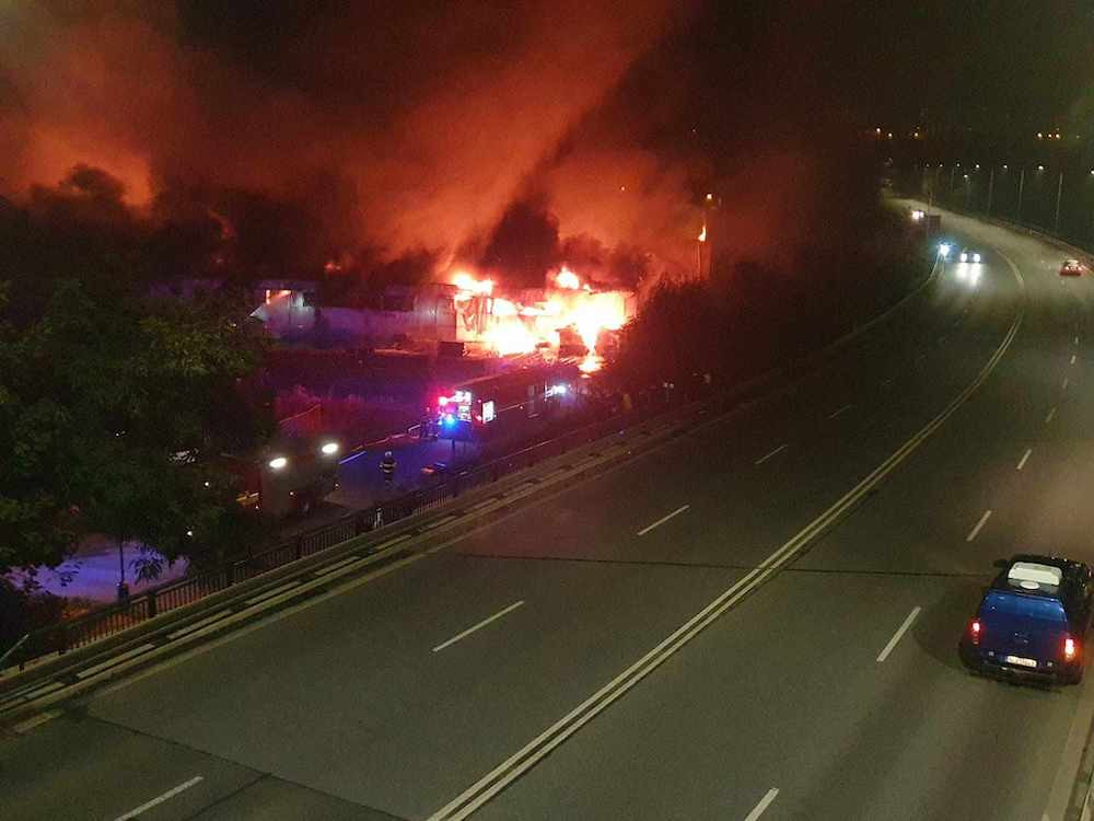 V Turnově hořel podnik Juta. Na místě stále probíhají dohašovací práce