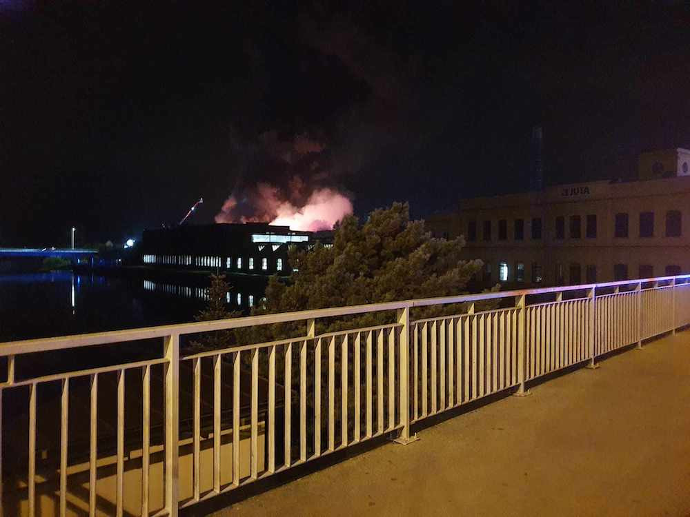 V Turnově hořel podnik Juta. Na místě stále probíhají dohašovací práce