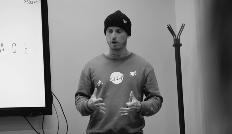 Hraniční porucha osobnosti zůstává ve společnosti tabu. Svým filmem to chci změnit, říká režisér se stejnou diagnózou