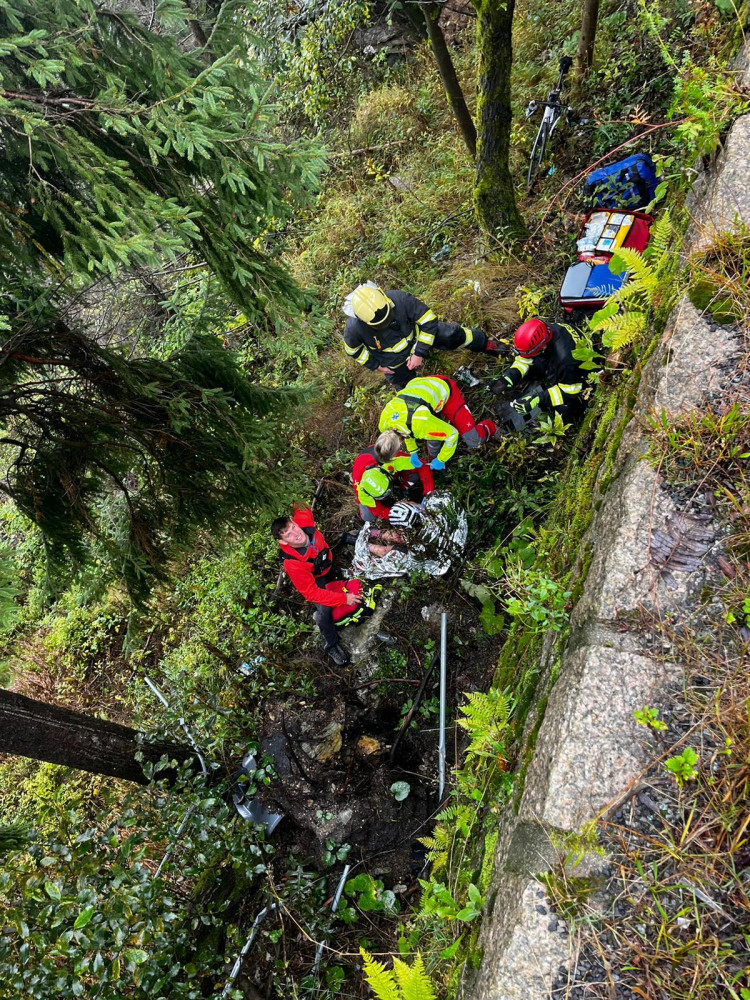 Mladý cyklista se na Ještědu zřítil ze čtyř metrů. Záchranáři ho museli hledat