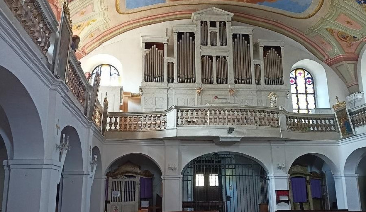 V Bozkově se po deseti letech usilovné snahy mnoha lidí rozezní varhany