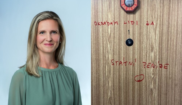 Okrádám lidi za státní peníze. Pražské političce někdo napsal vzkaz na dveře