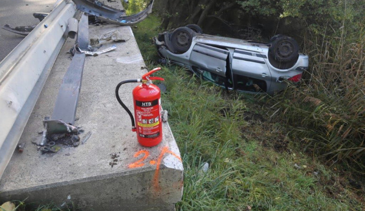 Usnula za volantem, vylétla ze silnice a skončila s vozem na střeše