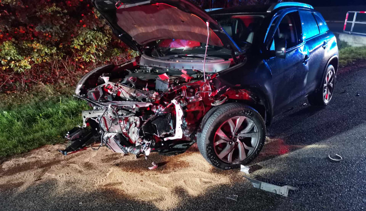 Ve Cvikově havarovala tři auta. Nehoda zastavila dopravu na silnici z Liberce