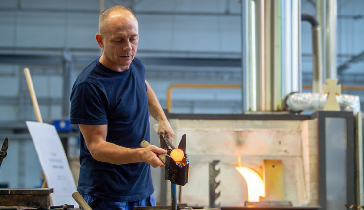 Skláři v Šenově dostali novou moderní pec, jejich tvorbu posouvá kupředu