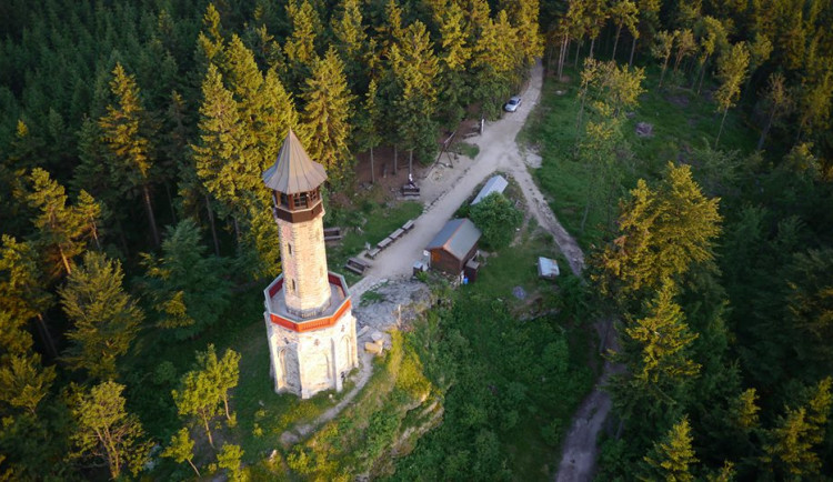 Řemeslníci před zimou vylepšují oblíbenou rozhlednu Štěpánku
