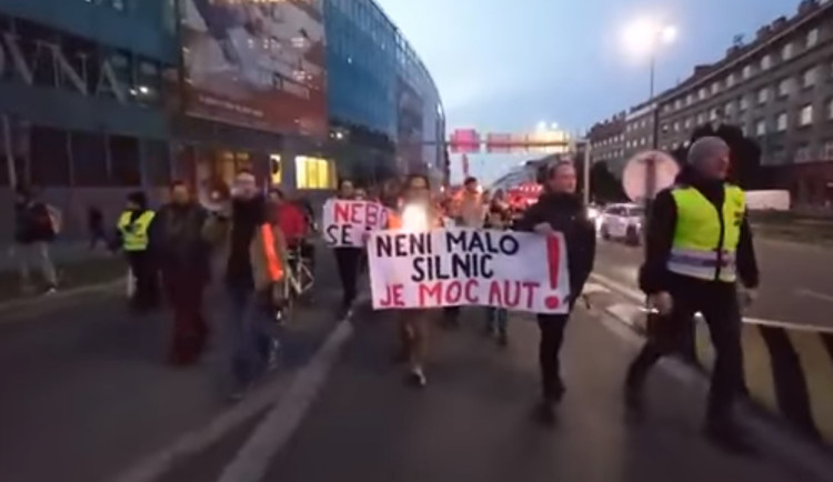 VIDEO: Aktivisté pokračují v pochodech po magistrále. Svoboda stále opakuje, že s formou protestu nesouhlasí