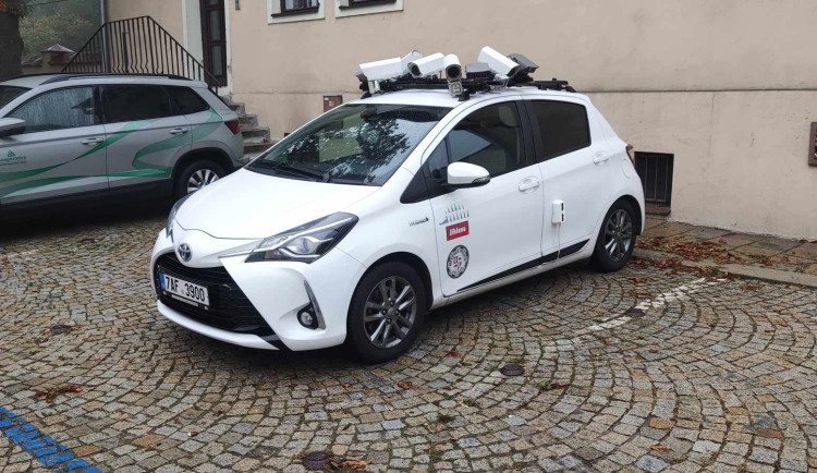 Monitorovací auto již vyjelo do jihlavských ulic. Dohlédne i na přestupky, nahradí práci pětatřiceti strážníků