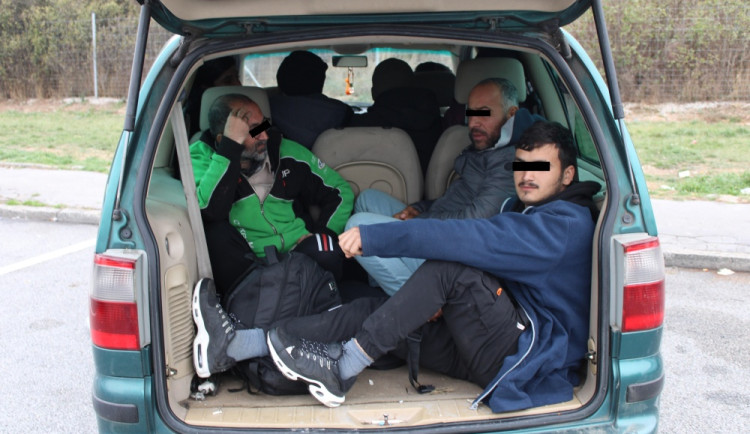 Policisté z Vysočiny zadrželi na dálnici dalších dvanáct syrských migrantů, jeden z převaděčů utekl