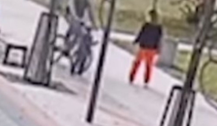 VIDEO: Cyklista srazil chlapečka na chodníku k zemi, mávl rukou a jel dál. Dítě skončilo v nemocnici