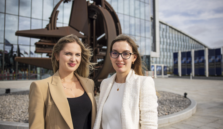 Veronika Bartáková (vlevo) a Lenka Vybíralová pracují v centrále NATO v Bruselu. Autor:  Milan Jaroš