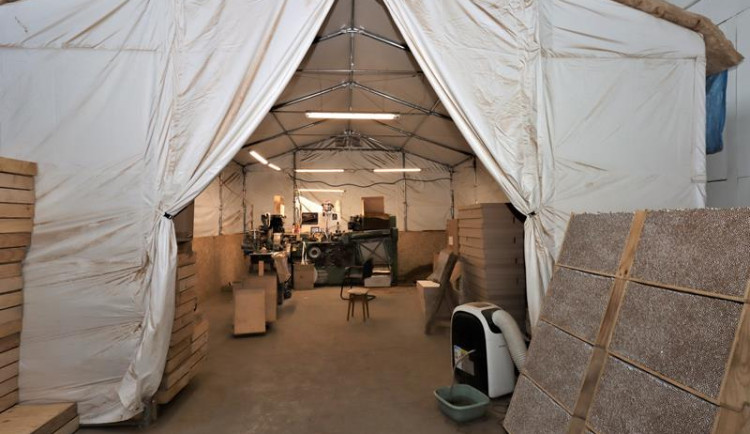 Miliony cigaret, tuny tabáku. Celníci v České Lípě odhalili nelegální výrobní linku