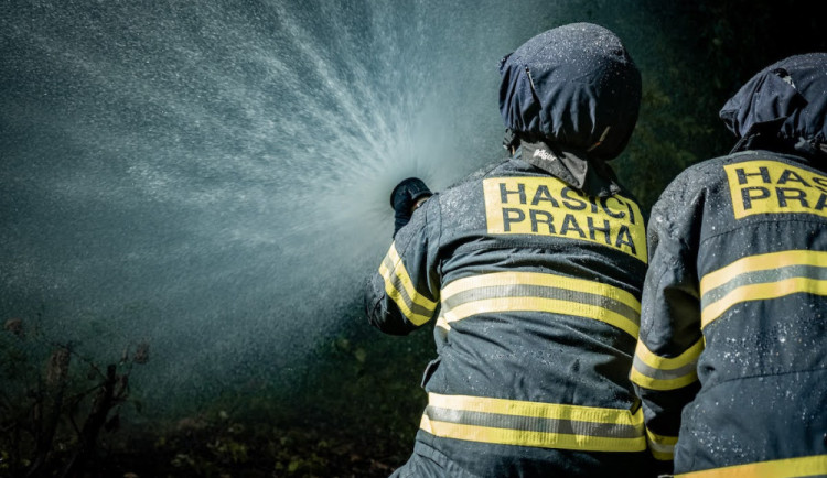 Požár v Praze skončil tragicky. Hasiči našli v plamenech mrtvého člověka