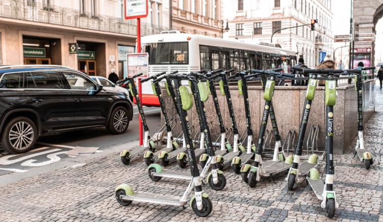 POLITICKÁ KORIDA: Má Praha přijít s koncepčním řešením provozu elektrokoloběžek? Odpovídají zastupitelé