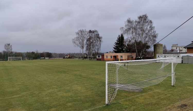 Sudí měl hlavičkou inzultovat brankáře Antonínova Dolu. Pivem zlité rozhodčí pak doprovázela k autům policie