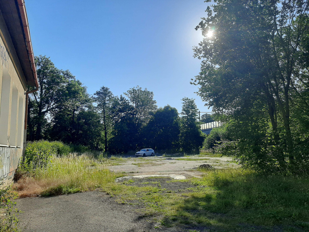 Beton nahradilo multifunkční hřiště, využijí ho zejména házenkáři a florbalisté