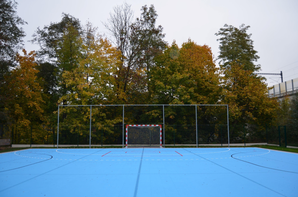 Beton nahradilo multifunkční hřiště, využijí ho zejména házenkáři a florbalisté