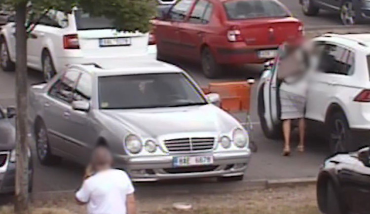 VIDEO: Cizinci u nákupních center znemožní svým obětem zamknout auto, pak ho vykradou