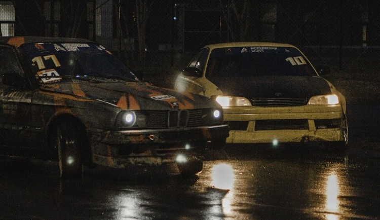 Řidič uprostřed noci driftoval a pouštěl si nahlas hudbu. Policii se pochlubil, že boural a je opilý