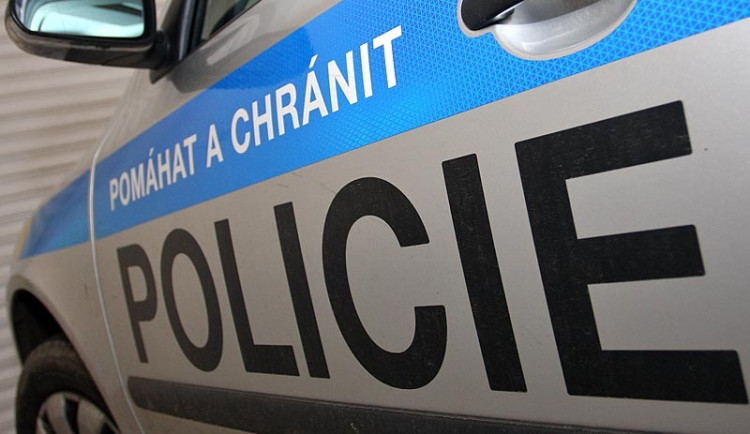 Konflikt v Liberci. Muž plival na auto, řidiče poté bodl do hrudníku