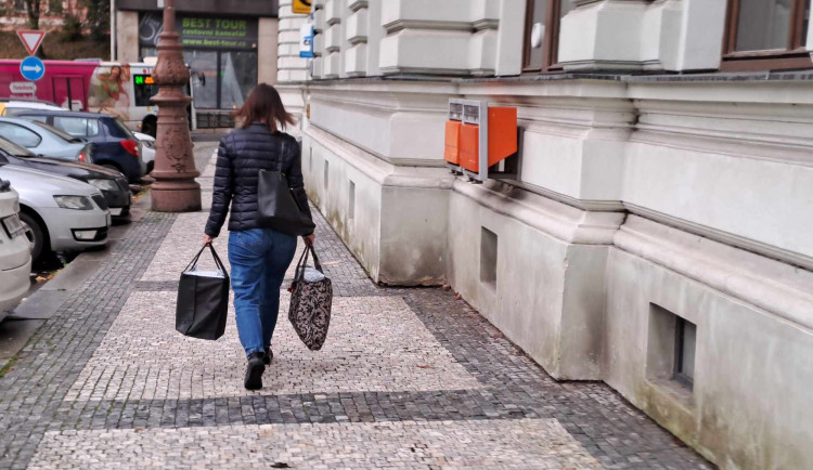 Dopisy a pohlednice už nefrčí. V Liberci najdete už pouze 49 schránek