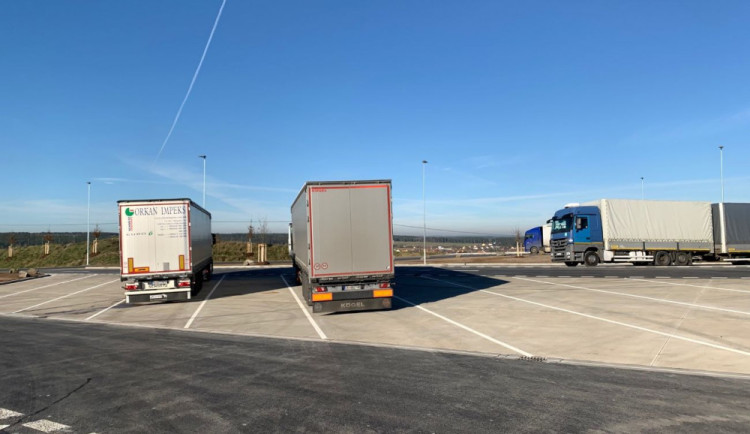 V Česku chybí denně až dva tisíce parkovacích míst pro kamiony. Výstavbu komplikuje složitá příprava staveb.