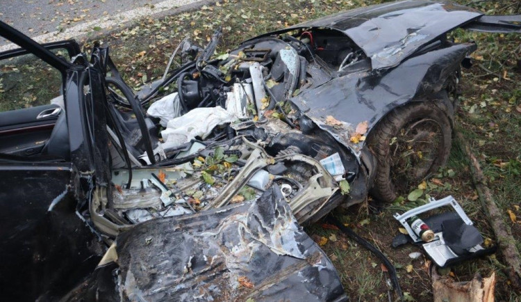 Řidič auto sešrotoval o strom. Sám vyvázl jen s pohmožděninami