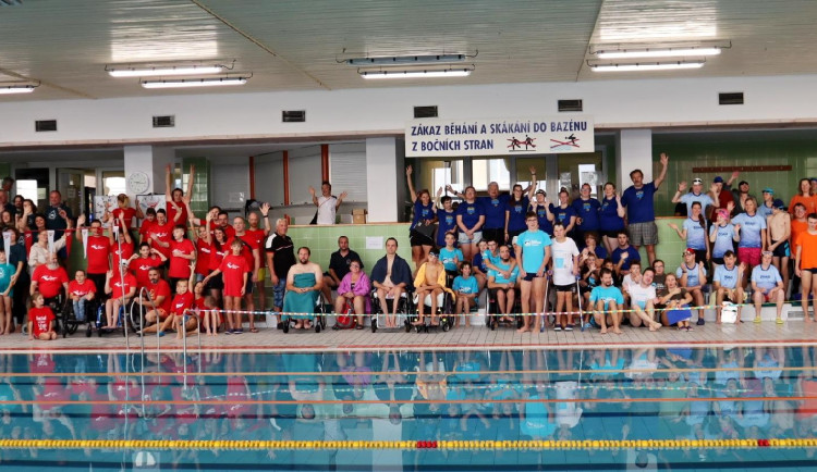 V Jihlavě se odehrály tradiční závody handicapovaných plavců. Jde tady o něco víc, než jen zvítězit, říká organizátorka