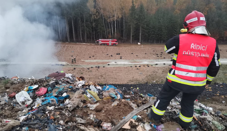 Skládku ve Svébořicích zasáhl požár. Hasiči vyhlásili druhý stupeň požárního poplachu
