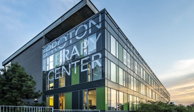 Protonové centrum v Praze léčí rakovinu. Přístup k pacientům je tam na prvním místě.