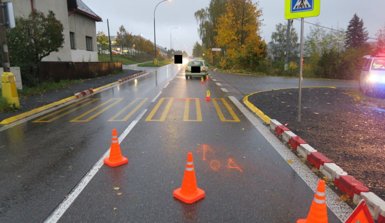 Řidič přehlédl přecházející chodkyni. Zraněná skončila v nemocnici