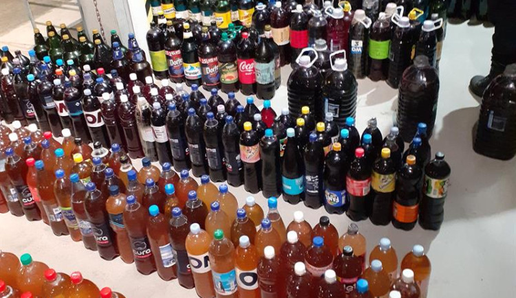 Víc než tisíc litrů neoznačeného alkoholu pro známé? Krajská celní správa je Moldavanovi na dálnici D1 zabavila