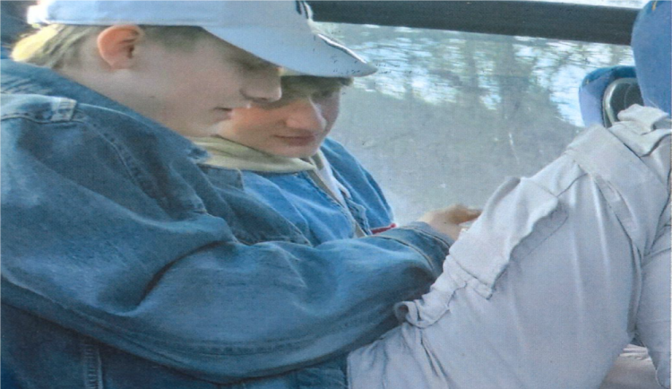 Někdo zničil sedačky v autobuse. Policie pátrá po mladících z fotky