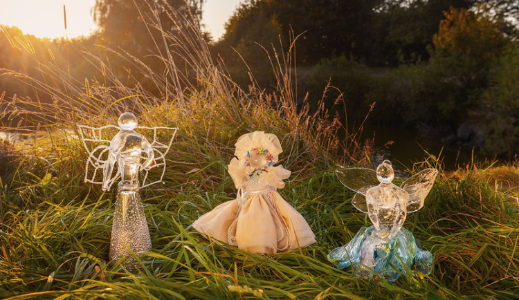 Křišťálové panenky místních sklářů můžete vydražit v aukci UNICEF