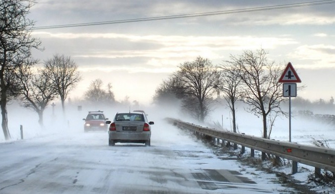 Začne mrznout, a tak vstupuje v platnost povinnost zimní výbavy na vybraných silnicích v celém kraji