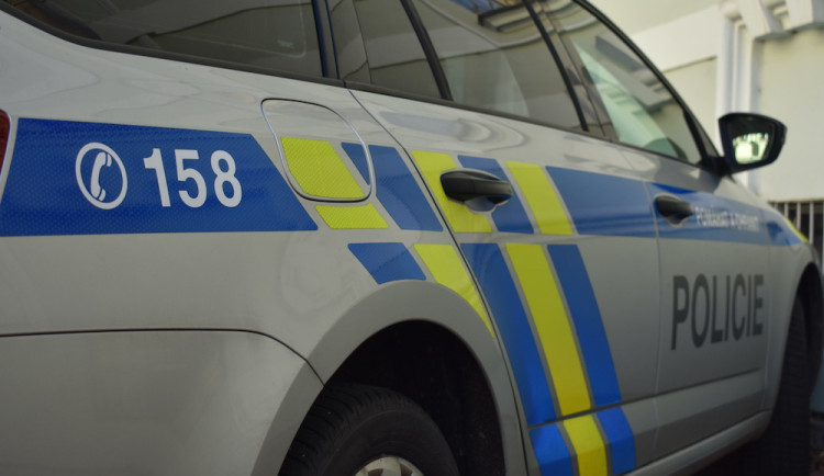 VIDEO: Taxikář se dostal do sporu s partou mužů před barem v Liberci. Skončil zbitý s třinácti stehy