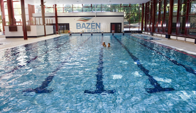 Prodloužení výběrového řízení nakonec zřejmě prodlouží i provoz bazénu. Plavat se má minimálně v lednu