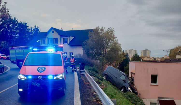 Při nehodě na Jablonecké se zranil dospělý a dvě děti. Vyproštění vozu si vyžádalo uzavření silnice
