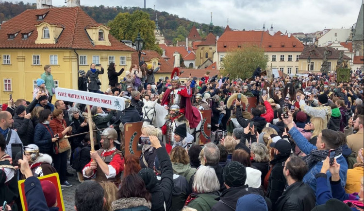 VIDEO: Svatý Martin přivezl přes Karlův most sněhovou nadílku