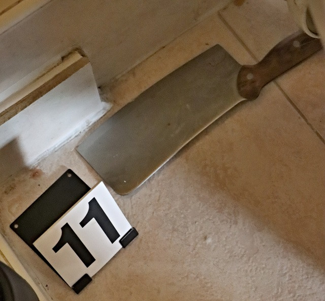 Žena v Hradci Králové sekáčkem na maso napadla svého partnera. Hrozí jí až 12 let